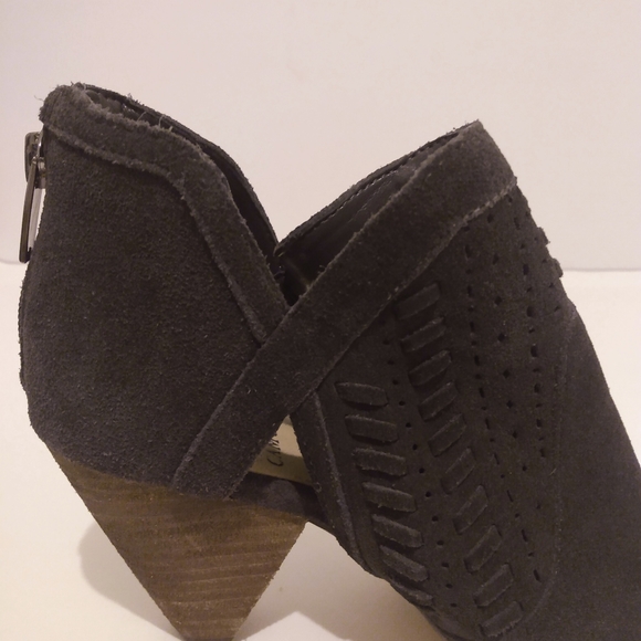 Vince Camuto Gray Suede Leather Zip 3 1/4" Heel Ankle Peep Toe Booties sz 8.5 M - Picture 2 of 9